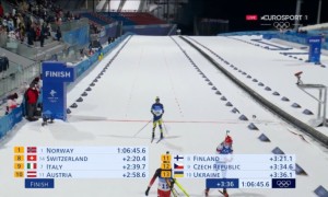 Представники чоловічої та жіночої збірних України пробігли змішану естафету на Олімпіаді-2022 у різних комбінезонах
