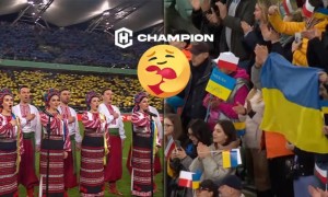 На матчі Легія - Динамо стадіон зворушливо виконав гімн України у супроводі хору ВІДЕО