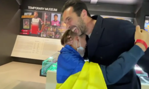 Буффон зустрівся з юним українським воротарем, який втік від війни ВІДЕО