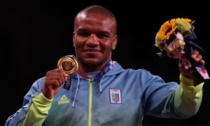 Джентльмени удачі: Беленюк виклав стильне фото медалістів Олімпіади