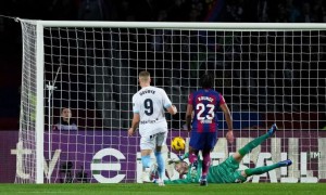 Довбик забиває у ворота Барселони після пасу Циганкова