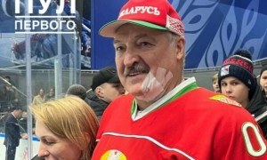 Картопляний диктатор Лукашенко отримав по обличчю, граючи у хокей