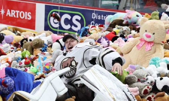 Оновлено світовий рекорд: у США хокеїстів закидали м'якими іграшками