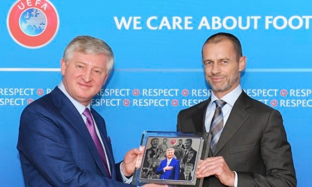 Чеферін вручив Ахметову нагороду UEFA Football Leadership Award