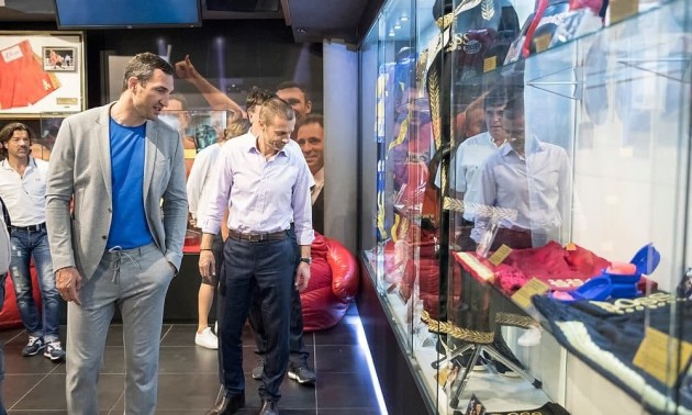 Фото дня: Як президент УЕФА зробив чудовий подарунок музею Кличко