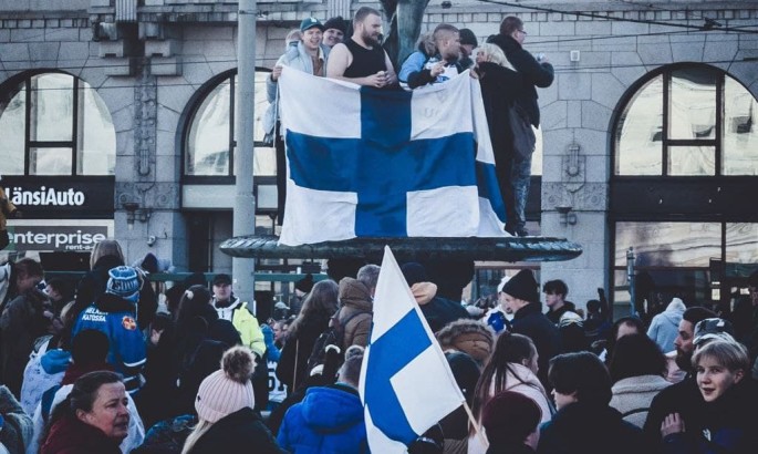 Уболівальники збірної Фінляндії вийшли святкувати перемогу над ОКР на вулиці Гельсінкі