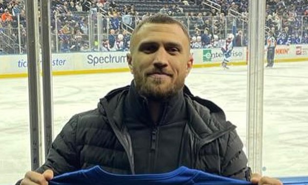 Ломаченко в США відвідав хокейний матч легендарних команд НХЛ